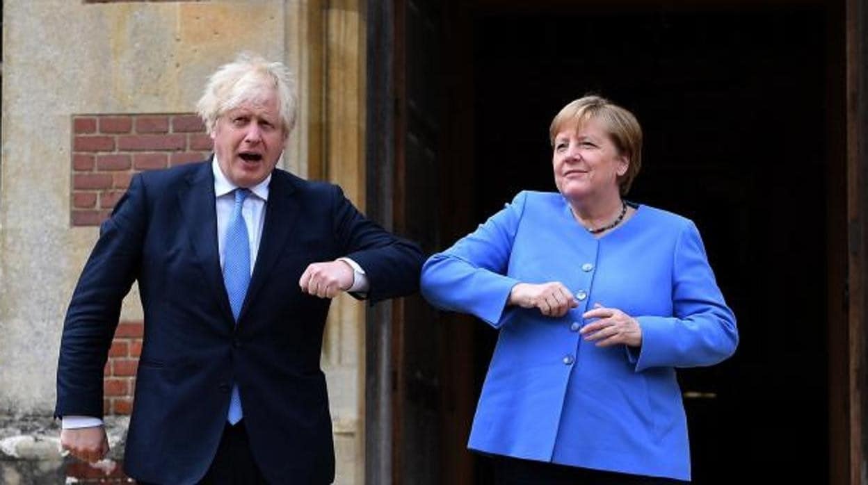 El Primer Ministro británico Boris Johnson con la Canciller alemana Angela Merkel en Chequers