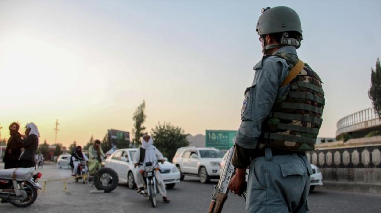 Un agente de seguridad afgano comprueba los vehículos ante la toma por los talibanes del distrito de Panjwa