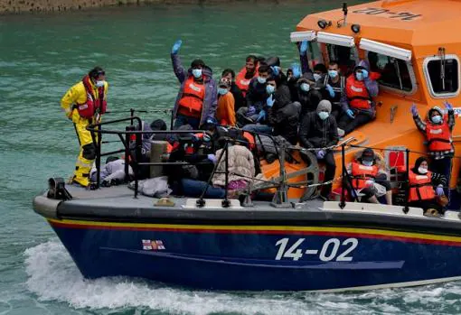 Inmigrantes rescatados en el canal de la Mancha