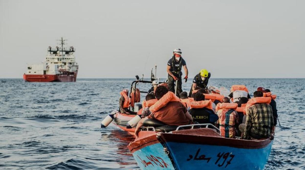 Ayudantes pertenecientes al Ocean Viking se acercan a un bote con inmigrantes el 4 de julio