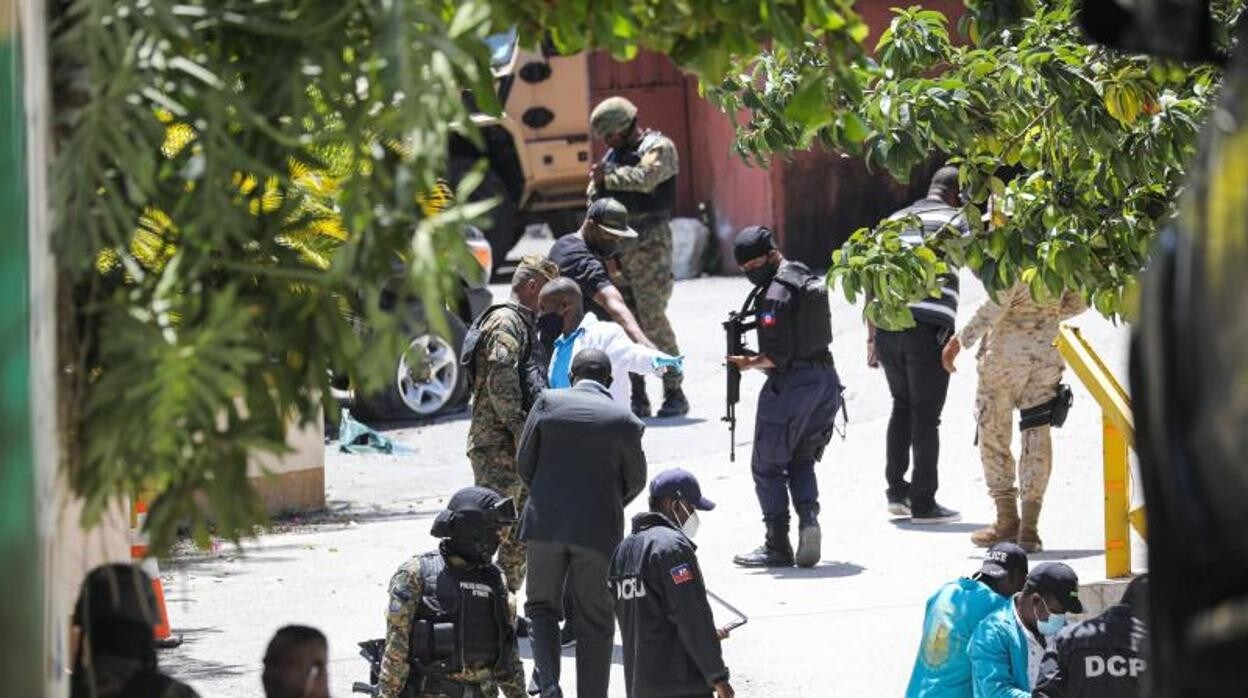 Los miembros de la policía y los forenses de Haití buscan evidencia fuera de la residencia presidencial