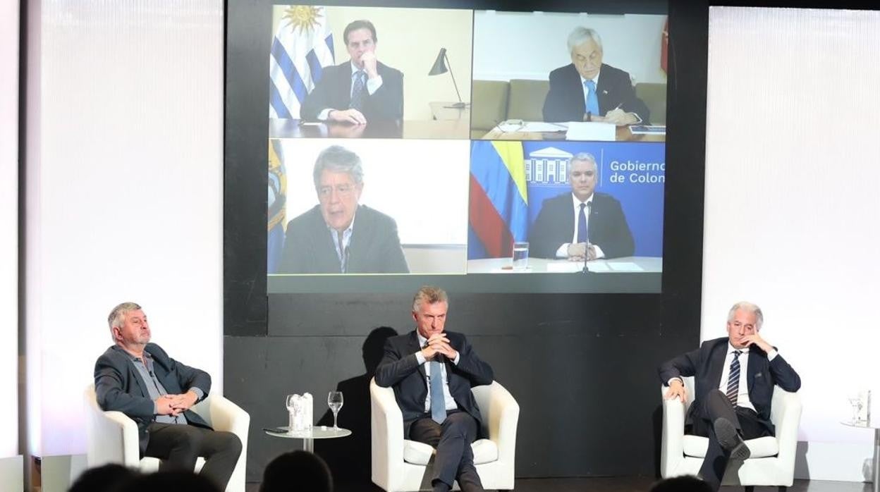 Los presidentes de Uruguay, Chile, Ecuador y Colombia, en la pantalla, durante el XIV Foro Atlántico. Sentado, en el centro, el expresidente argentino Mauricio Macri