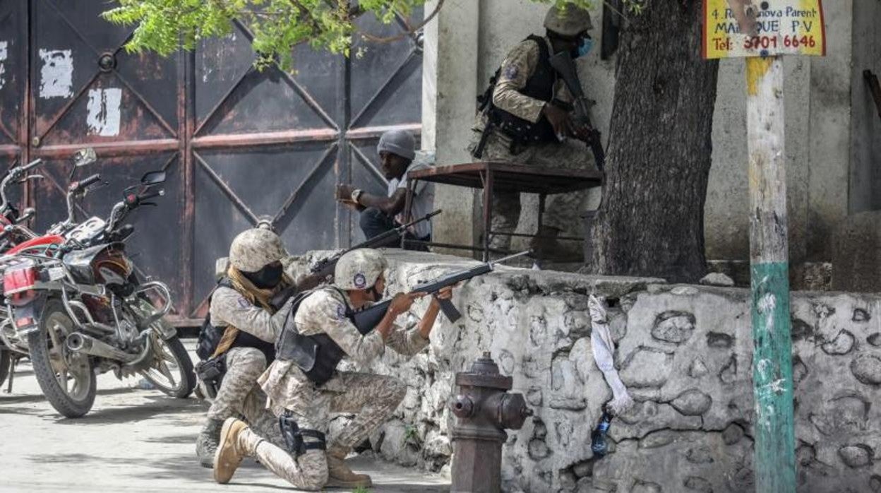 Fuerzas de seguridad haitianas intercambian disparos con los supuestos mercenarios atrincherados