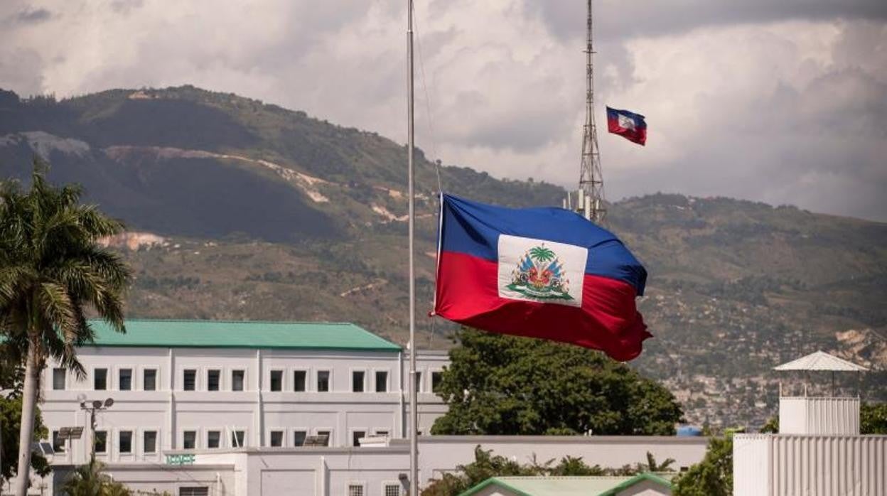 La bandera nacional de Haití ondea a media asta en el Palacio Nacional de Puerto Príncipe