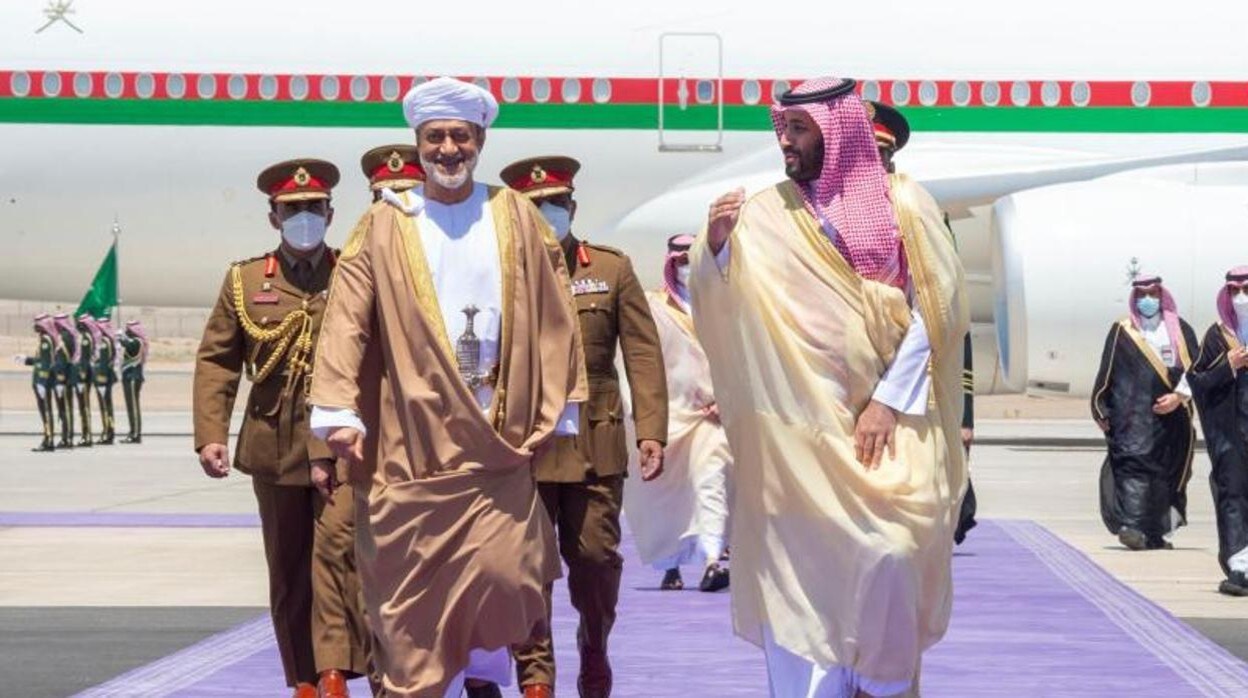 El príncipe saudí Mohammed bin Salman Al Saud (derecha) recibe a Haitham bin Tariq Al Said, el sultán de Omán