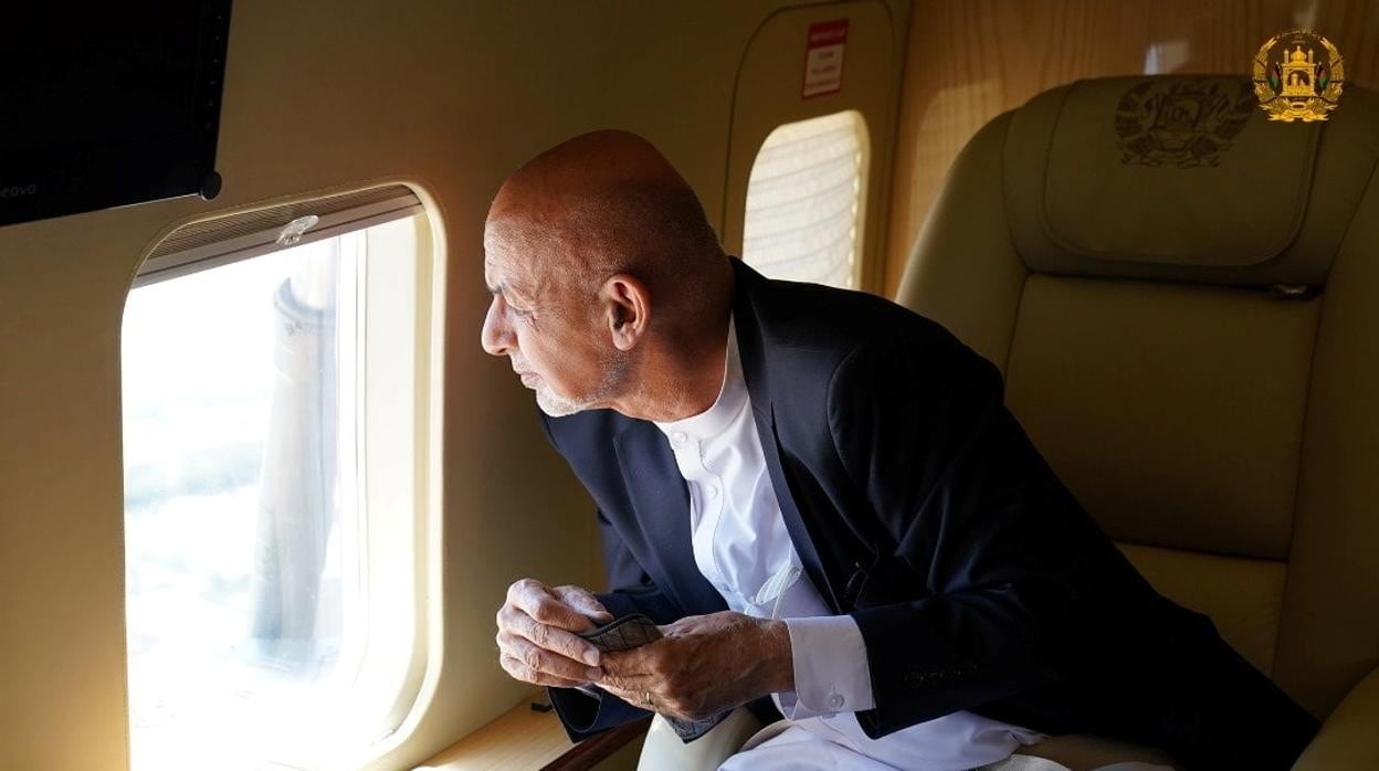 El presidente Ghani, en el avión que le traslada a la base de Bagram, tras la salida de las tropas de EE.UU.