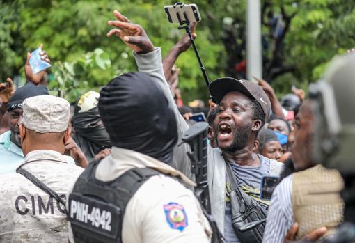 Una multitud rodea la comisaria de Petionville, donde hombres armados han sido acusados de participar en el asesinato del presidente