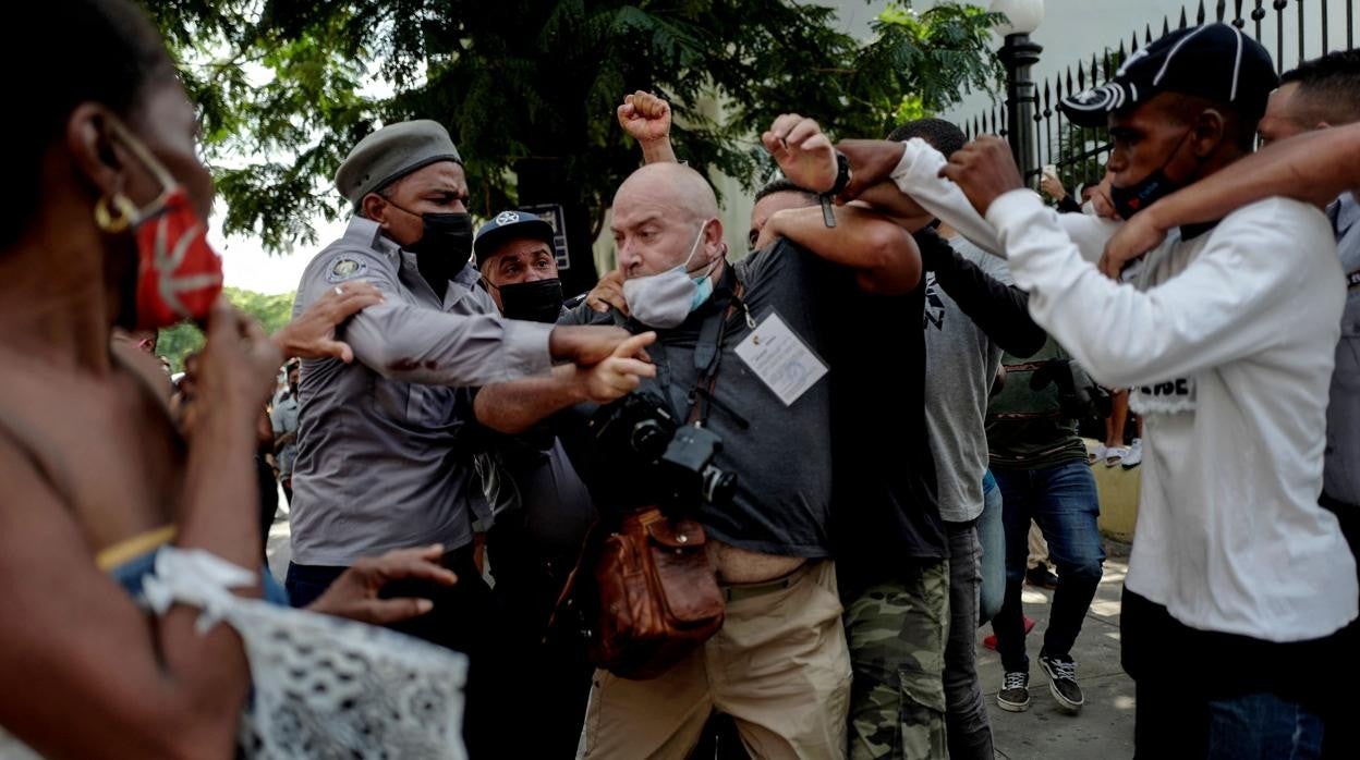 Monmento en el que el fotógrafo español Ramón Espinosa es agredido en La Habana por la policía del régimen cubano