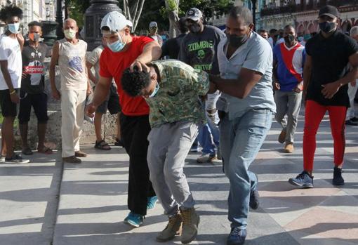 Agentes de paisano detienen a una persona durante las protestas en Cuba