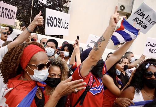 Cientos de manifestantes protestan contra el régimen castrista frente a la Embajada de Cuba en Madrid