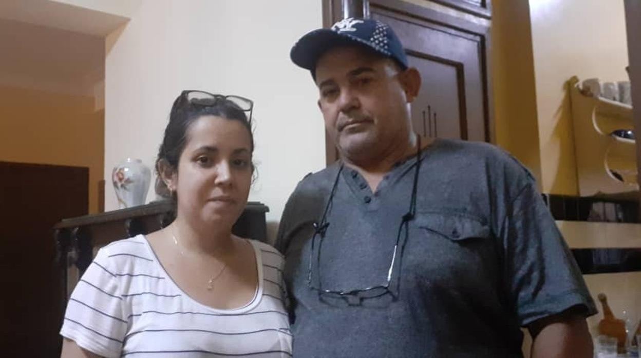 Camila Acosta con su padre, tras ser excarcelada este viernes