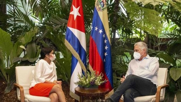 Delcy Rodríguez viaja a Cuba para expresar su apoyo a Díaz-Canel