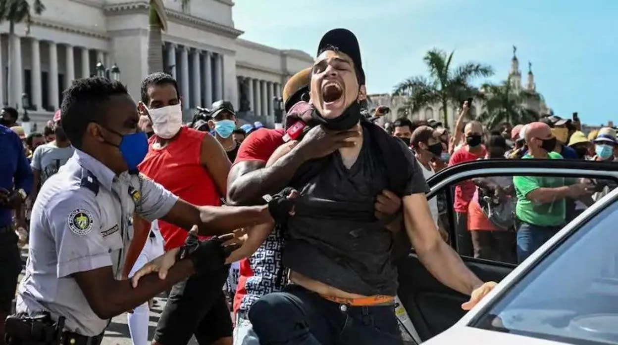 Un joven es detenido el pasado domingo tras participar en las protestas de La Habana