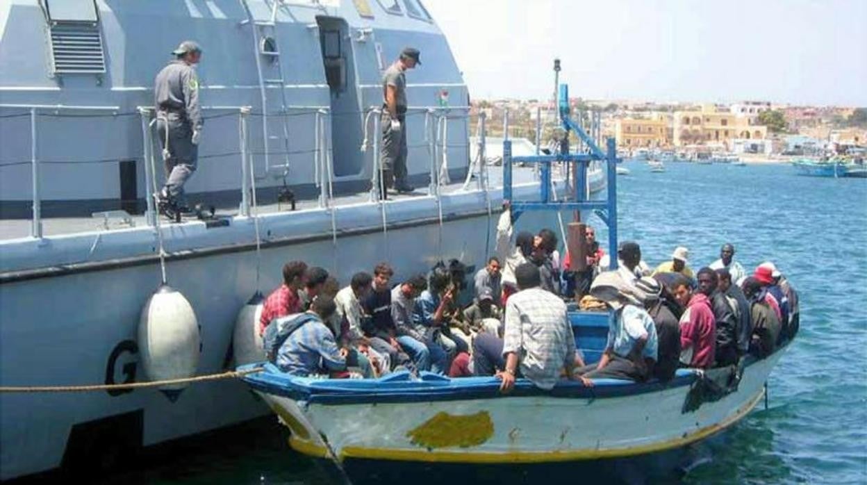 Supervivientes tunecinos evacuados de un naufragio llegan al puerto de Lampedusa en 2003