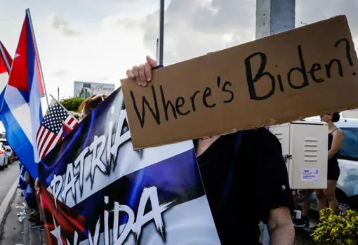Un cartel pregunta dónde está Biden, durante una manifestación en Hialeah, localidad al noroeste de Miami con una importante proporción de población de origen cubano