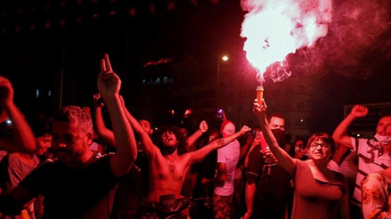 Partidarios de las medidas de excepción del presidente Saied las celebran en las calles de la capital tunecina