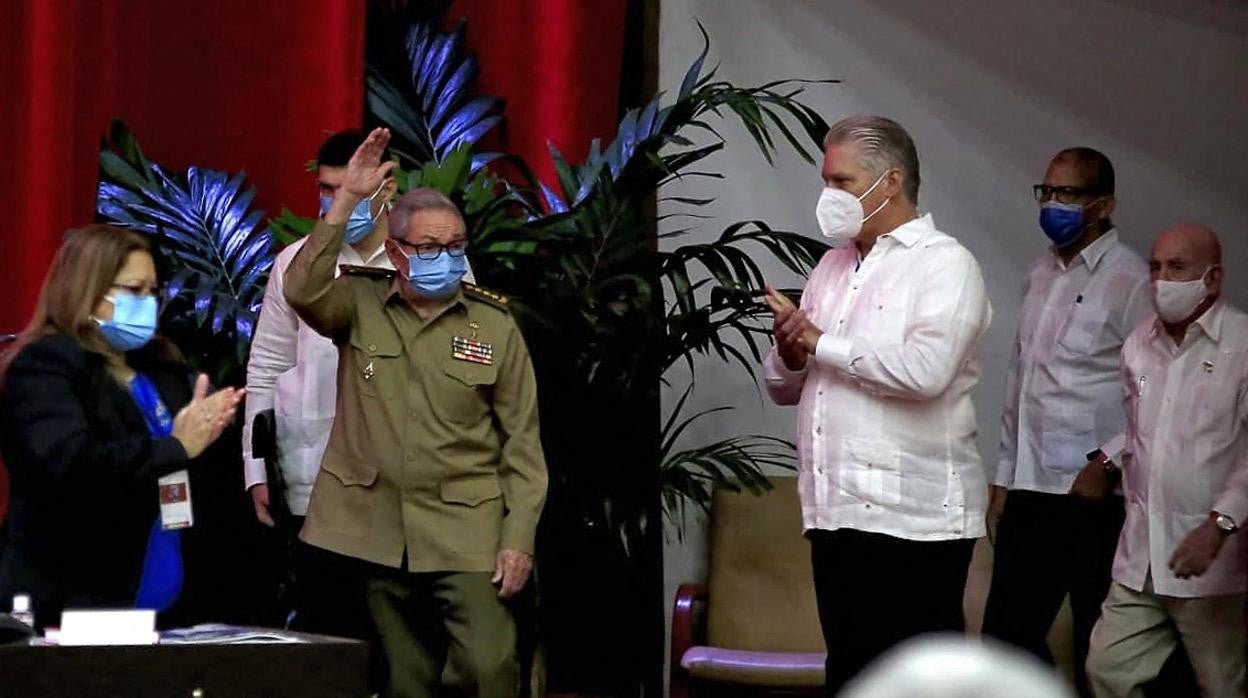 Raúl Castro saluda al público durante el Congreso del Partido Comunista cubano