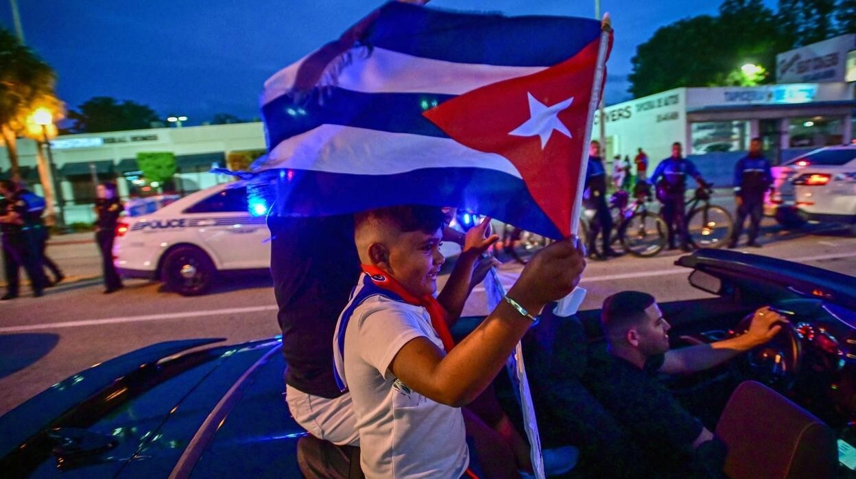 Cubanos exiliados en Florida manifestándose en apoyo de los represaliados