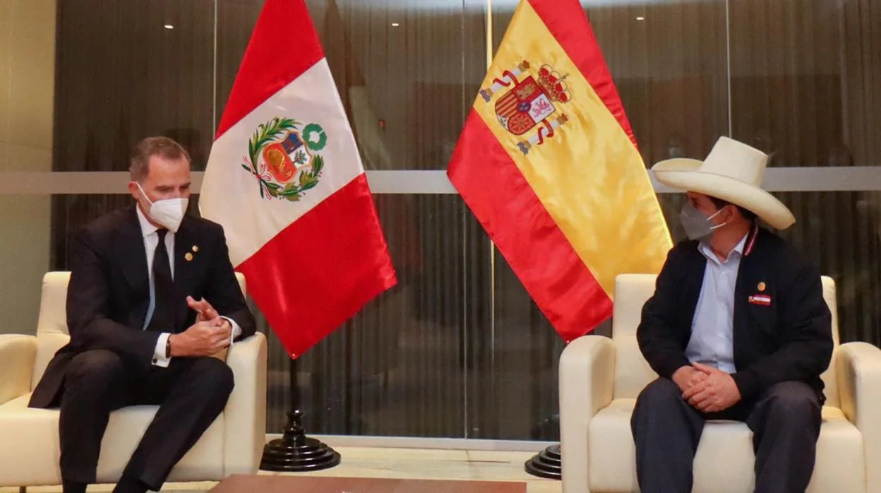 El rey Felipe VI se reúne con el presidente de Perú Pedro Castillo, horas antes de la toma de posesión