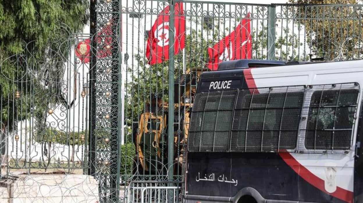 Policías montan guardia en las afueras del Parlamento de Túnez en la capital