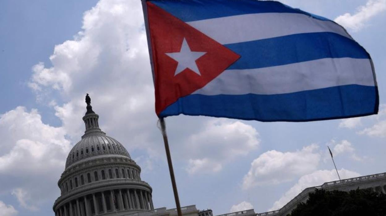 Activistas y simpatizantes cubanos se manifiestan frente al Capitolio de los EE. UU.