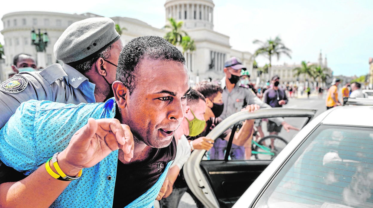 Un hombre siendo detenido en Cuba