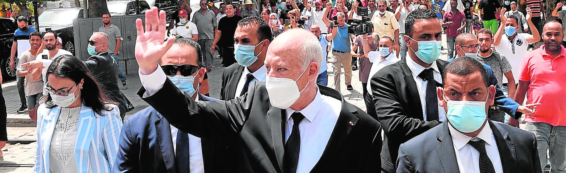 El presidente de Túnez, Kais Saied, escoltado por personal de seguridad, ha congelado durante 30 días el parlamento de la joven democracia tunecina
