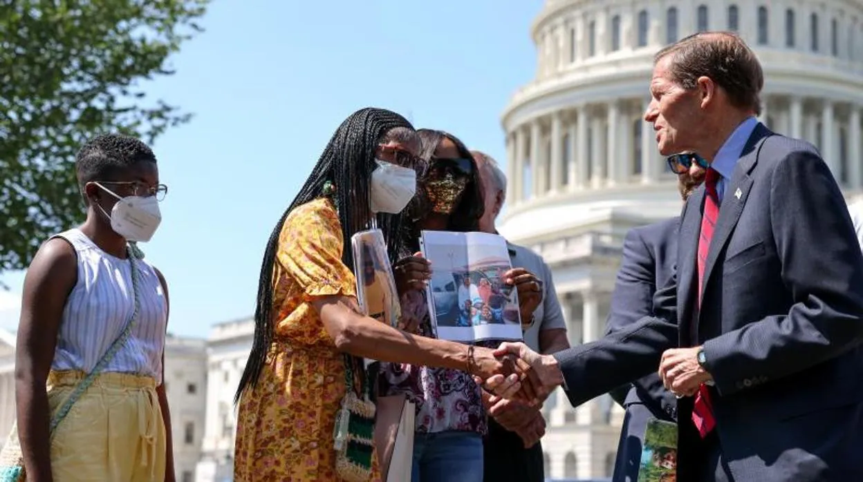 El senador demócrata Richard Blumenthal saluda a familiares de víctimas en el exterior del Capitolio durante la presentación de la Ley de Transparencia del 11-S el pasado 5 de agosto