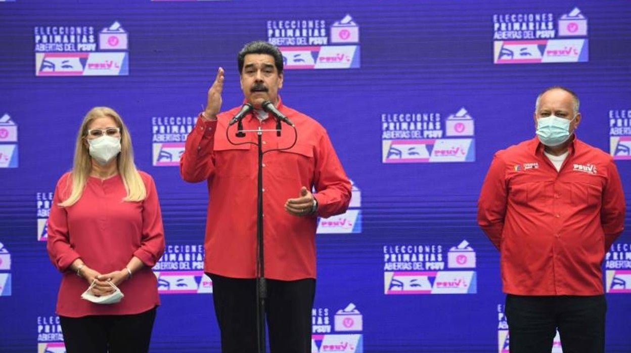 Nicolás Maduro, acompañado de Cilia Flores y Diosdado Cabello, en un centro de votación de Fuerte Tiuna