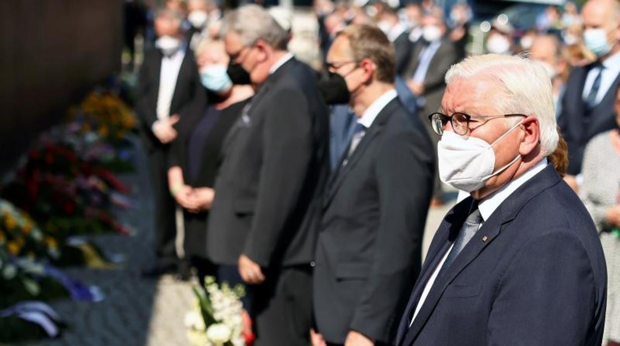 El presidente alemán F. W. Steinmeier asiste a la ofrenda floral en el Monumento al Muro de Berlín