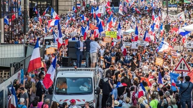 Miles de franceses protestan contra el certificado Covid y la «dictadura» de Macron