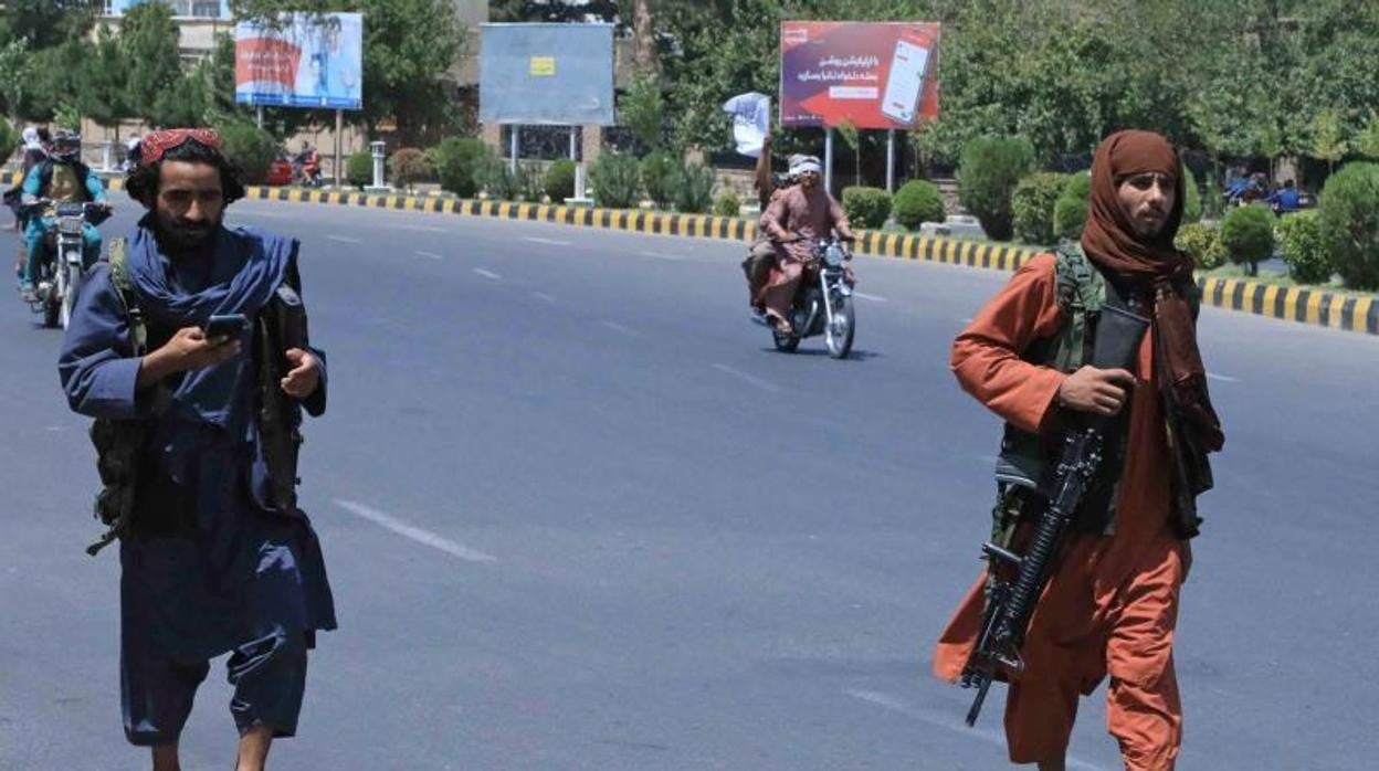 Talibanes patrullan en el cemtro de Herat