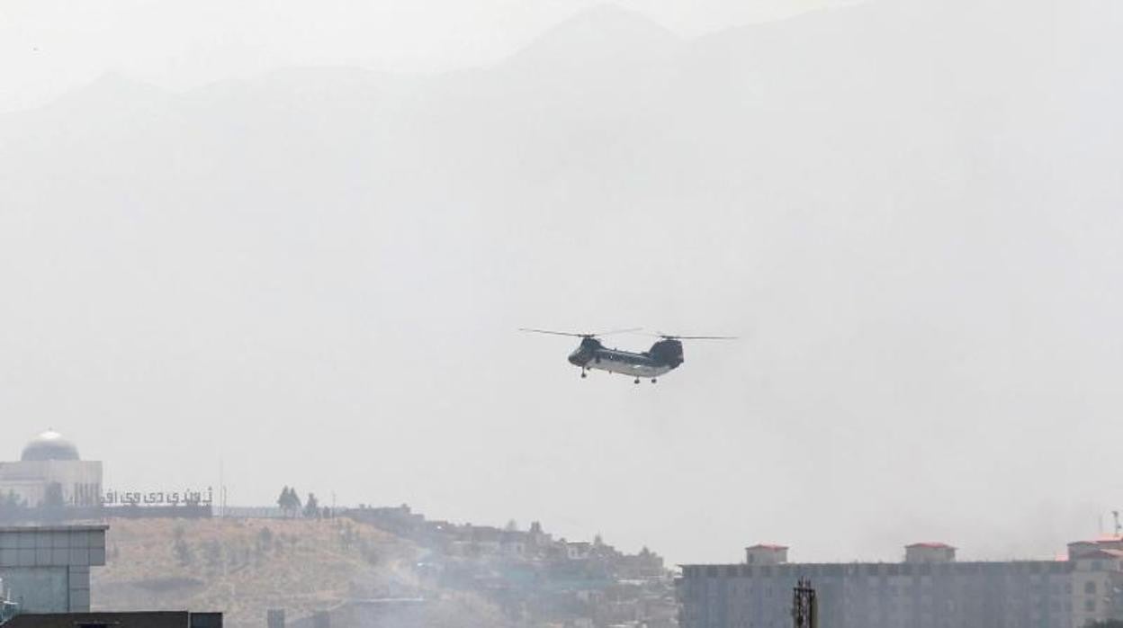 Un helicóptero de EE.UU. sobrevolaba ayer Kabul