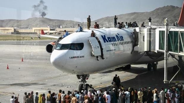 Los talibanes no atacarán a EE.UU. mientras evacúa a su personal de Kabul