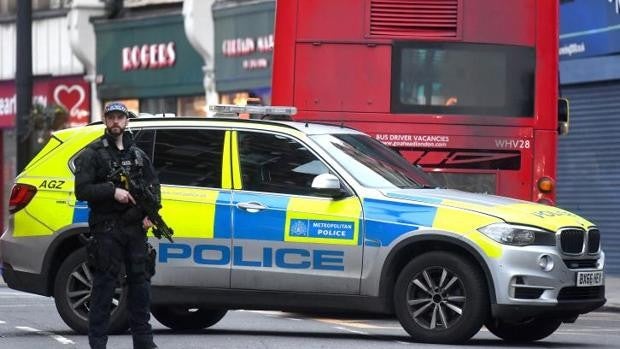 La Policía de Londres busca a cinco hombres que dispararon a una multitud en Camden