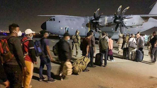 EE.UU. confirma que el aeropuerto de Kabul es seguro e indica que «más de 700 afganos han salido del país»