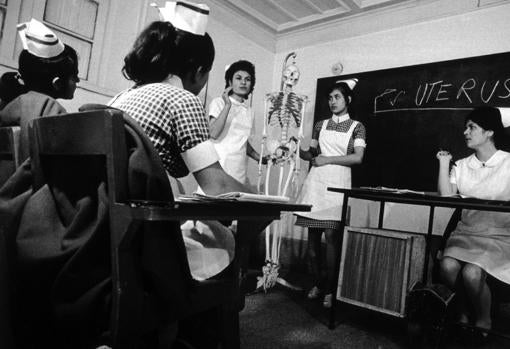 Mujeres en clase de Anatomía en Afganistán