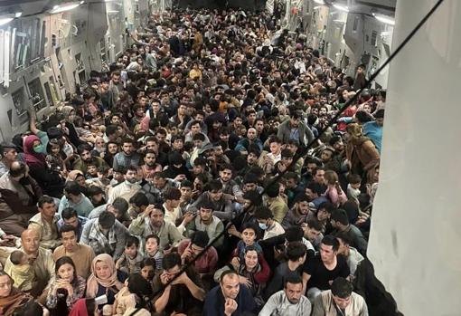 Interior de un avión de EE.UU. que evacuó el domingo a más de 600 afganos