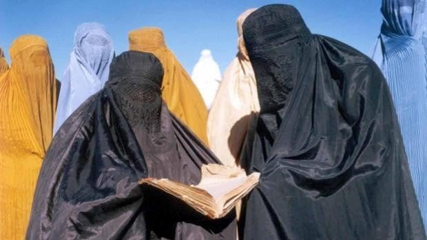 El precio del burka se multiplica en Afganistán tras la llegada de los talibanes