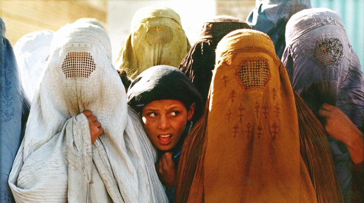 Mujeres llevando el burka en Afganistán (1996)