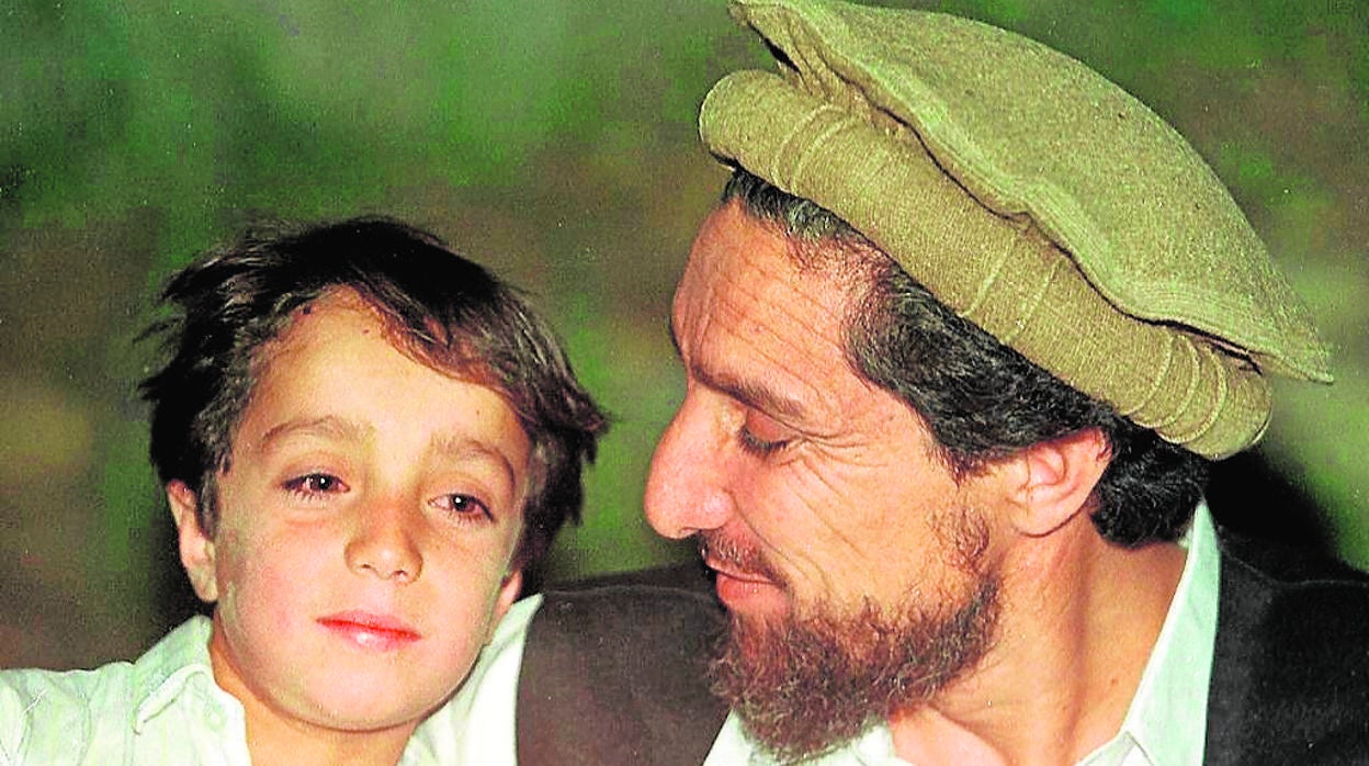 Foto de hace veinte años por el León de Panshir con su hijo y actual líder del Panshir, Ahmad Masud