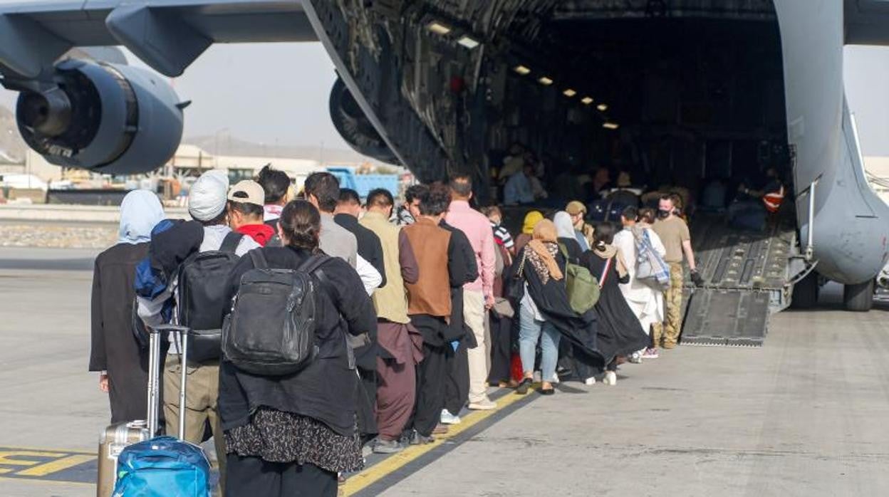 Grupos de ciudadanos son evacuados en el aeropouerto internacional de Kabul