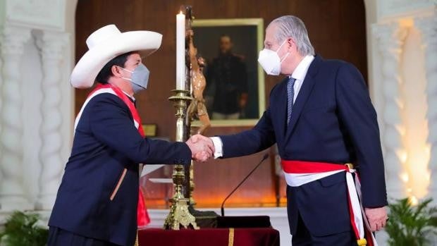 Pedro Castillo nombra al moderado Maurtua nuevo canciller de Perú