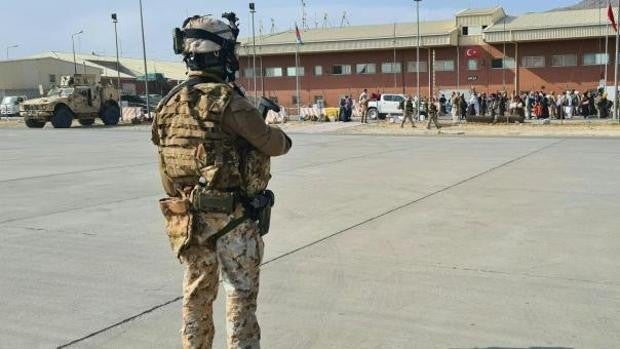 Un miembro de las fuerzas de seguridad de Afganistán muere tras un tiroteo en el aeropuerto de Kabul