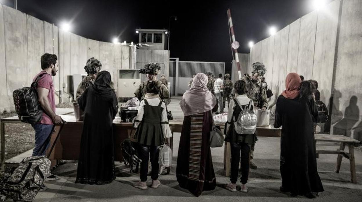 Soldados de EE.UU. realizan controles durante la evacuación en el aeropuerto de Kabul