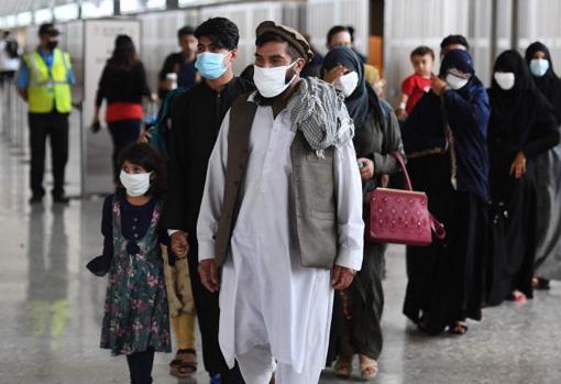Refugiados afganos llegan al aeropuerto internacional Dulles (Virginia), en las cercanías de Washington DC, tras su evacuación de Kabul