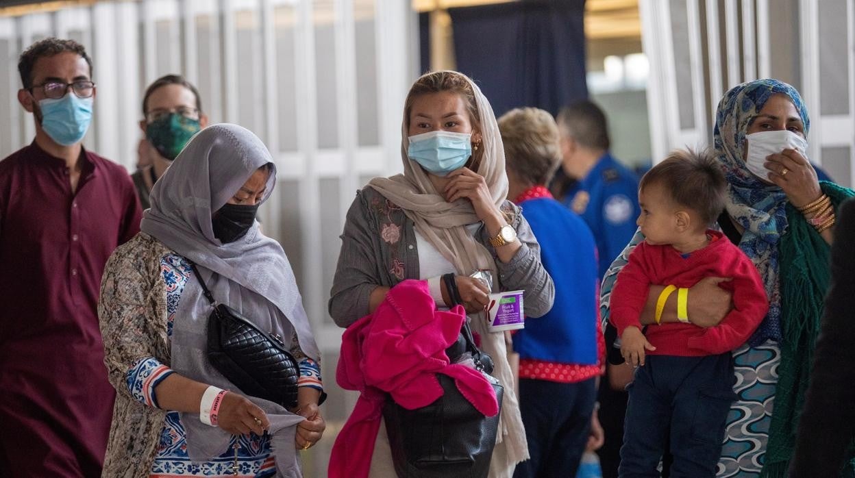 Los primeros evacuados de Kabul en el aeropuerto de Dulles, en Virginia