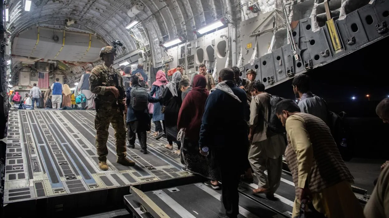 Cientos de afganos son evacuados de Kabul en un avión militar estadounidense