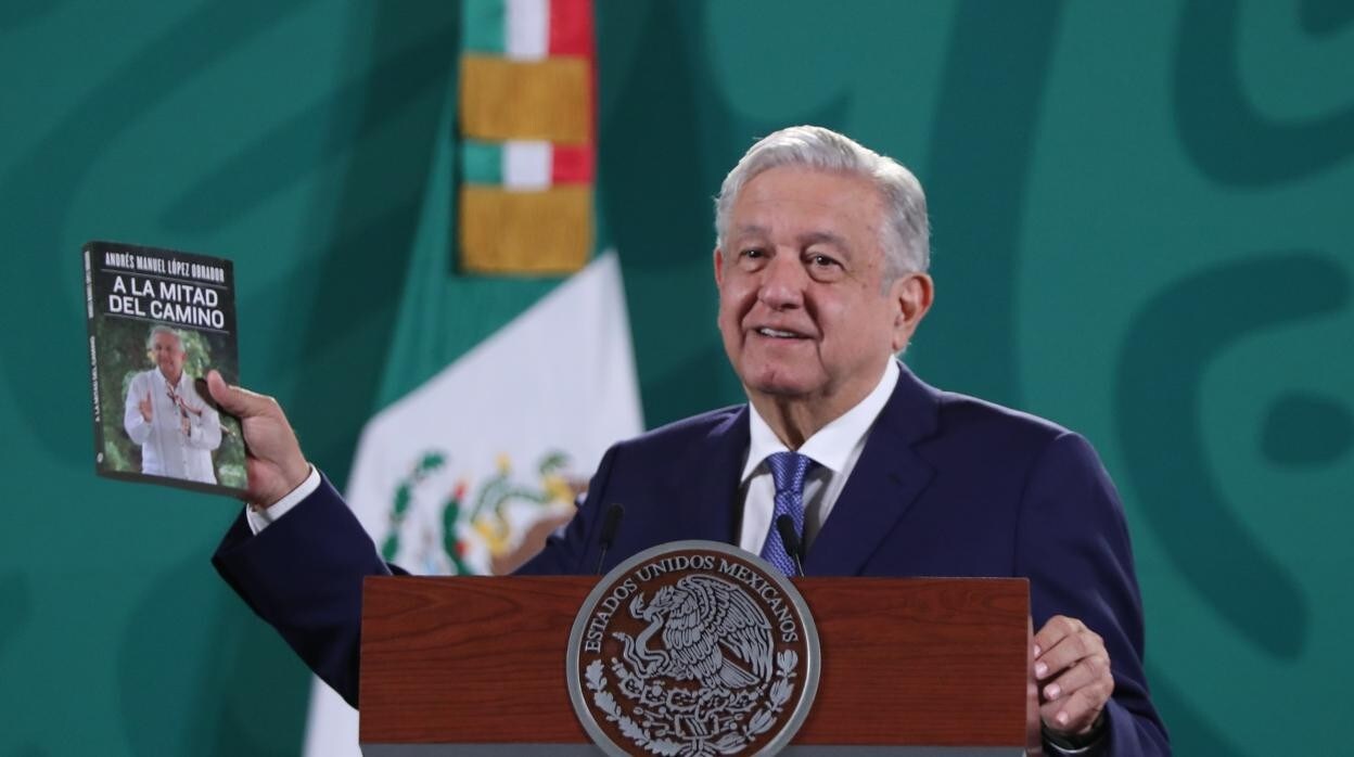 El presidente López Obrador, este lunes durante la Mañanera, su rueda de prensa diaria, en la que aprovechó para presentar el libro que ha escrito recogiendo sus casi 3 años de mandato