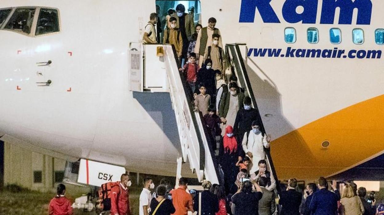 Refugiados afganos llegan al aeropuerto de Skopje, la capital de Macedonia del Norte